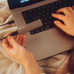 SSD externo Vx500 de 1 TB, USB 3.1 Gen 2 — Gris Space - Imagen 3